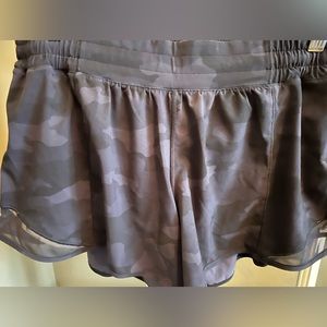 Lululemon Hotty Hot Low-Rise Lined Shorts in Black Camo